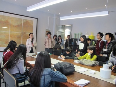 光影與人文的對話 學生記者走進曇華林，探秘舞臺藝術造型的幕后策劃